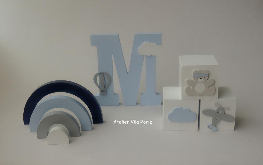 Kit Adornos: Arco-Íris, Letra Inicial 18 cm Marinho e Trio Cubos