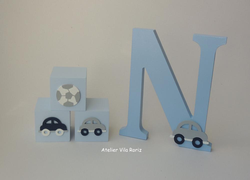 Kit Adornos: Letra Inicial 20 cm e Trio Cubos Carrinhos