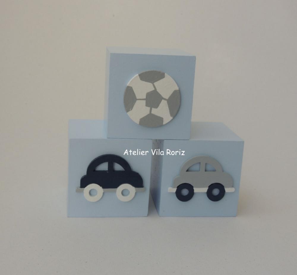 Kit Adornos: Letra Inicial 20 cm e Trio Cubos Carrinhos