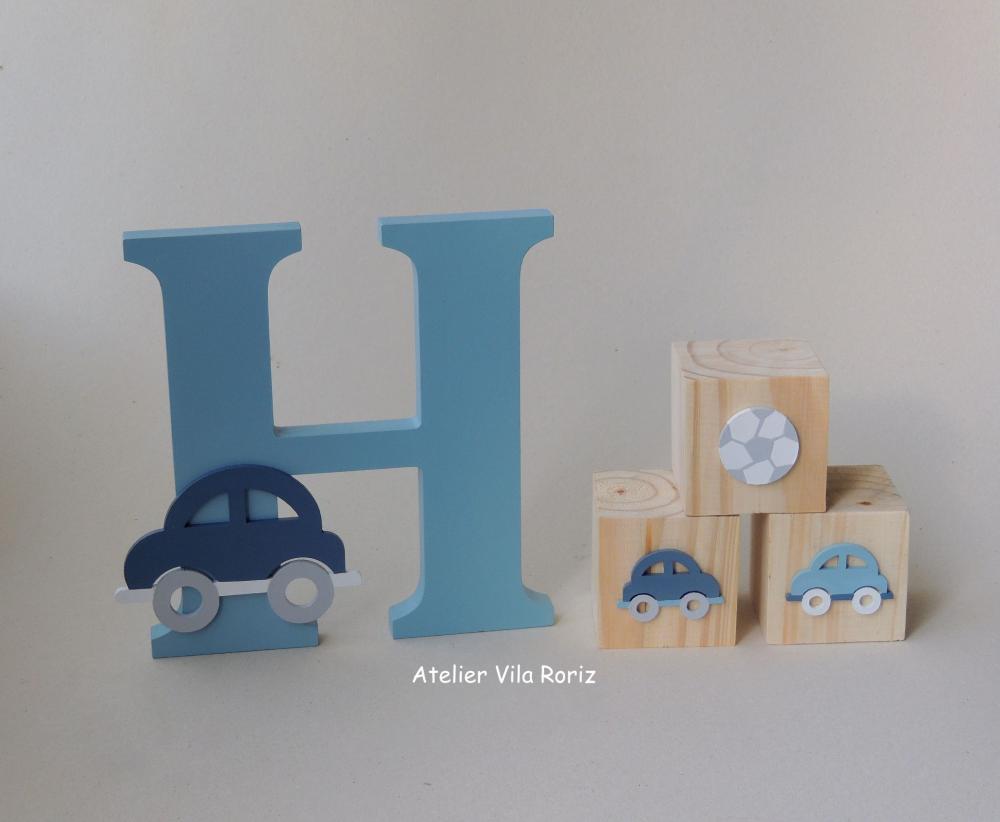 Kit Adornos: Letra Inicial 18 cm e Trio Cubos Carrinhos A