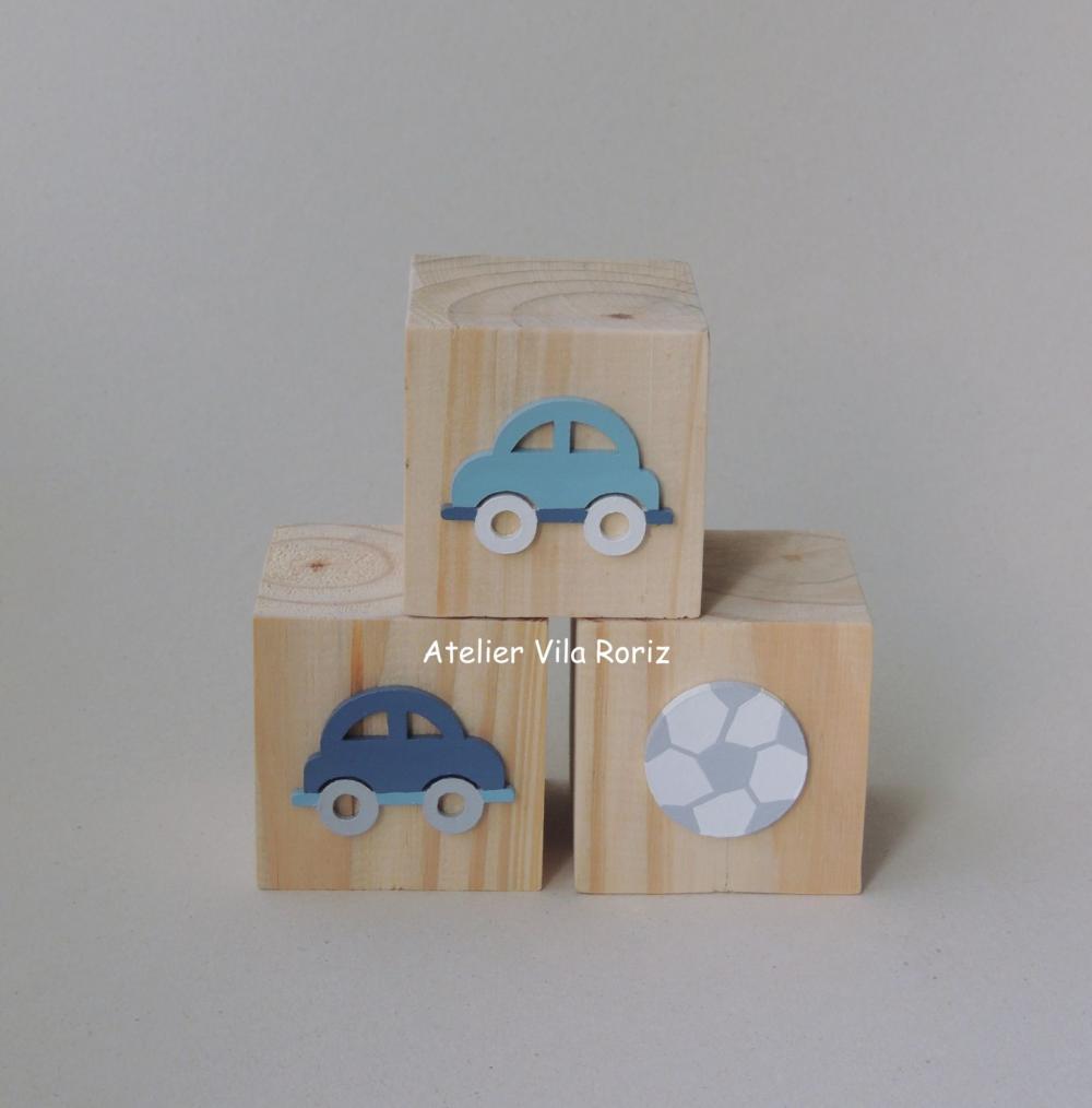 Kit Adornos: Letra Inicial 18 cm e Trio Cubos Carrinhos A
