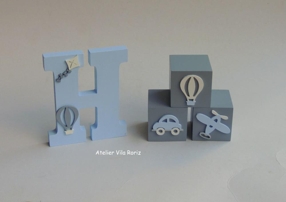 Kit Adornos: Letra Inicial 15 cm e Trio Cubos Pintados Transporte