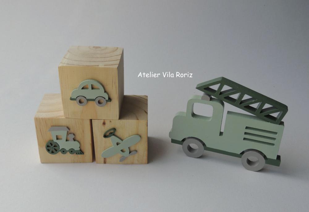 Kit Adornos: Caminhão Bombeiro e Trio Cubos Pinus