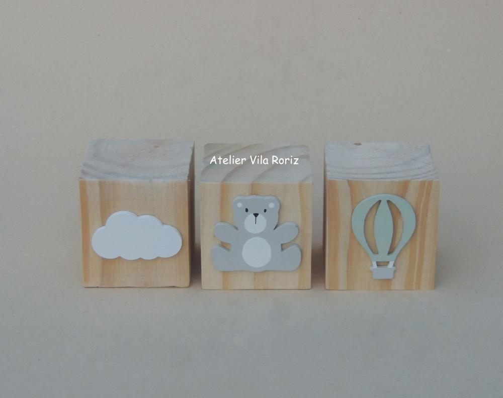 Kit Adornos: Letra Inicial 15 cm e Trio Cubos Urso Aviador