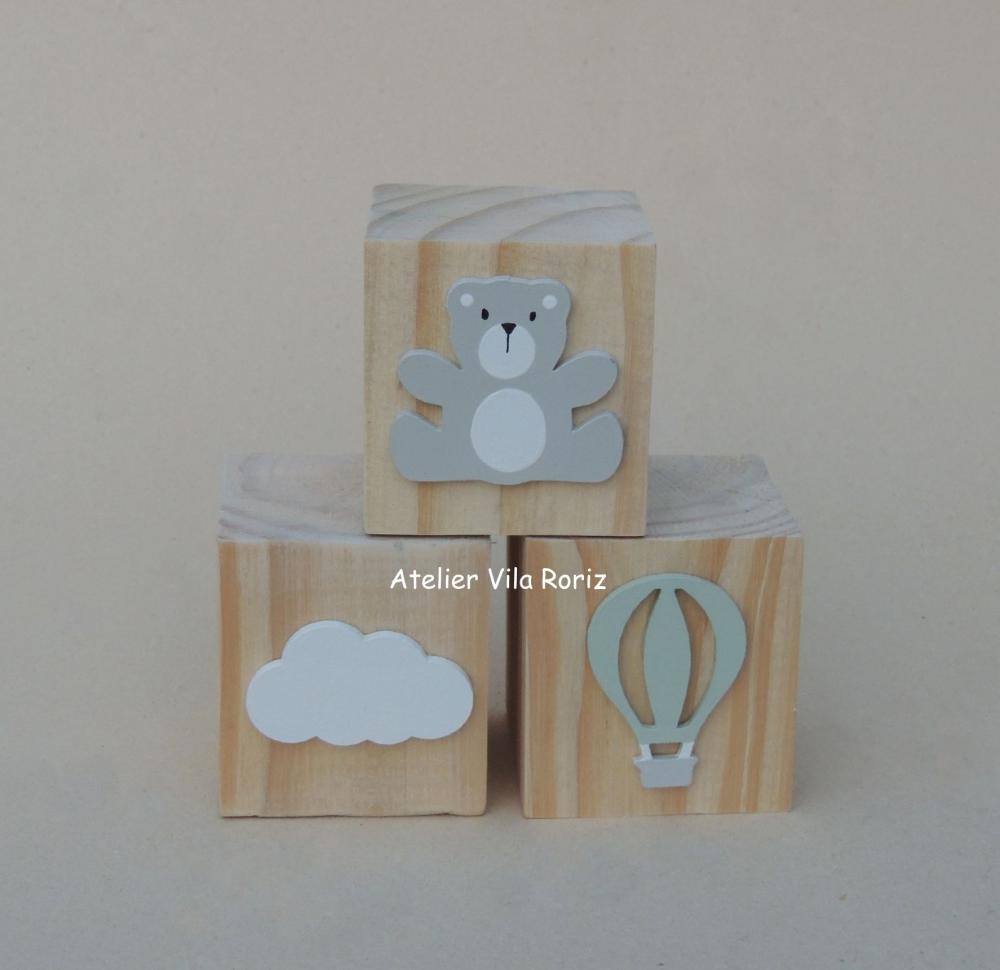 Kit Adornos: Letra Inicial 15 cm e Trio Cubos Urso Aviador