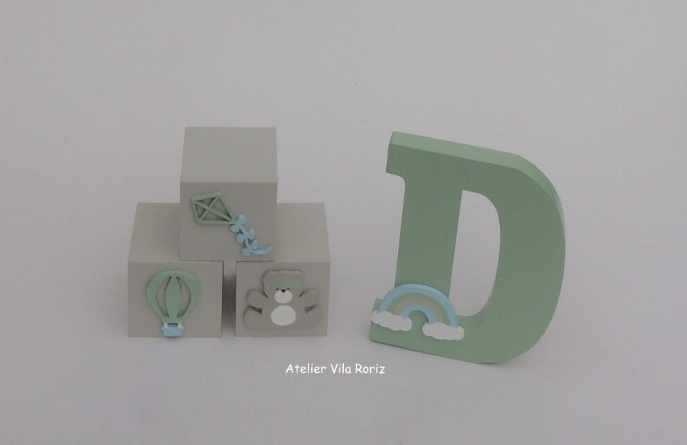 Kit Adornos: Letra Inicial 15 cm Arco-ìris e Trio Cubos