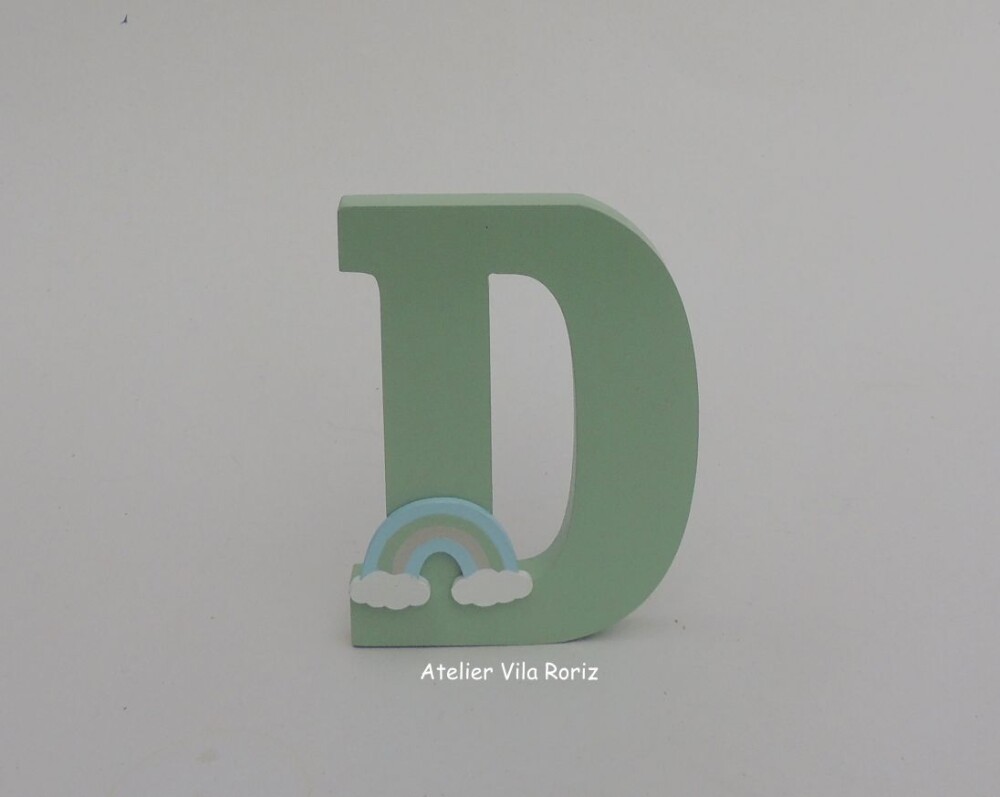 Kit Adornos: Letra Inicial 15 cm Arco-ìris e Trio Cubos