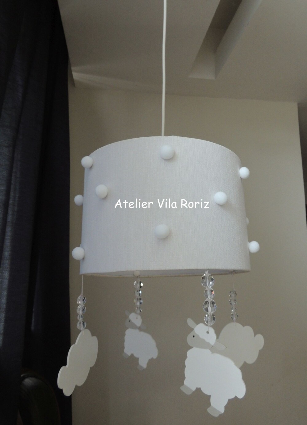 Lustre Branco com Pingentes de Ovelhas e Nuvens