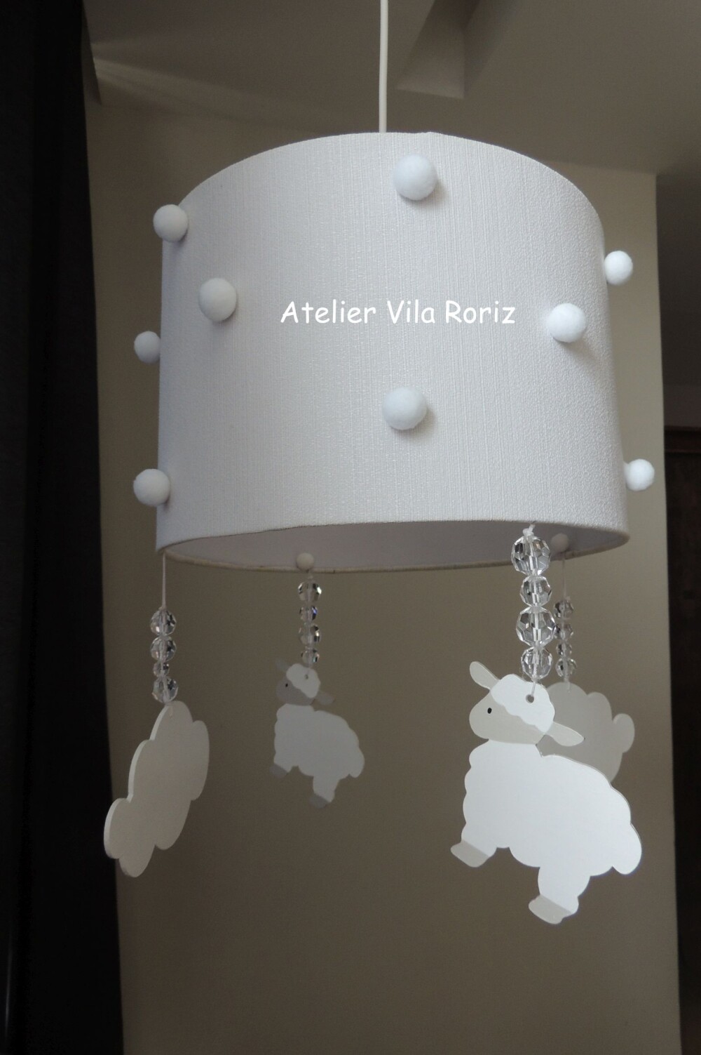 Lustre Branco com Pingentes de Ovelhas e Nuvens
