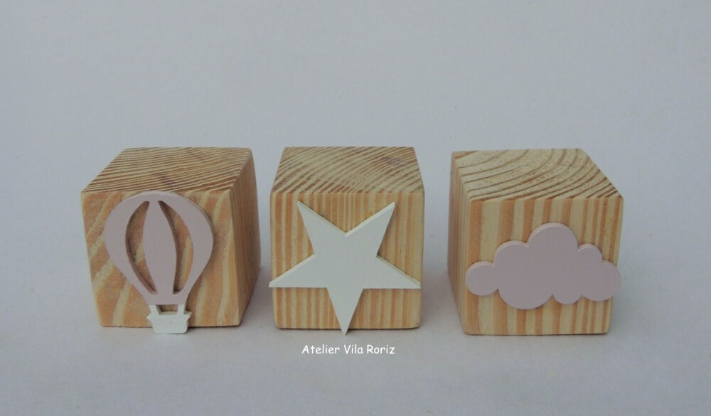 Adorno Trio Cubos Pinus Estrela, Nuvem e Balão Rosa