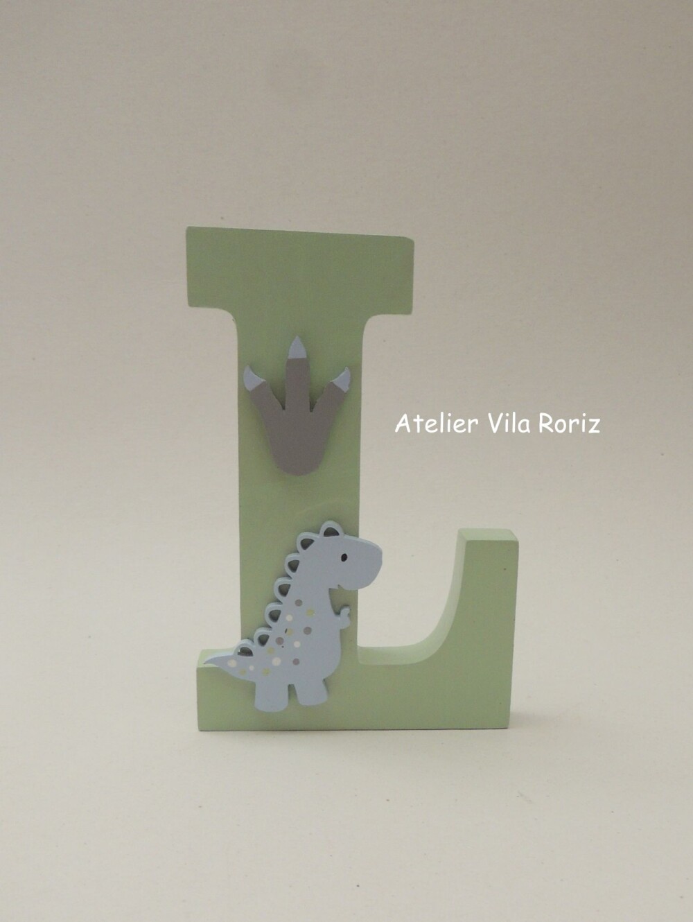 Adorno Madeira Letra Inicial 15 cm Dinossauro Verde