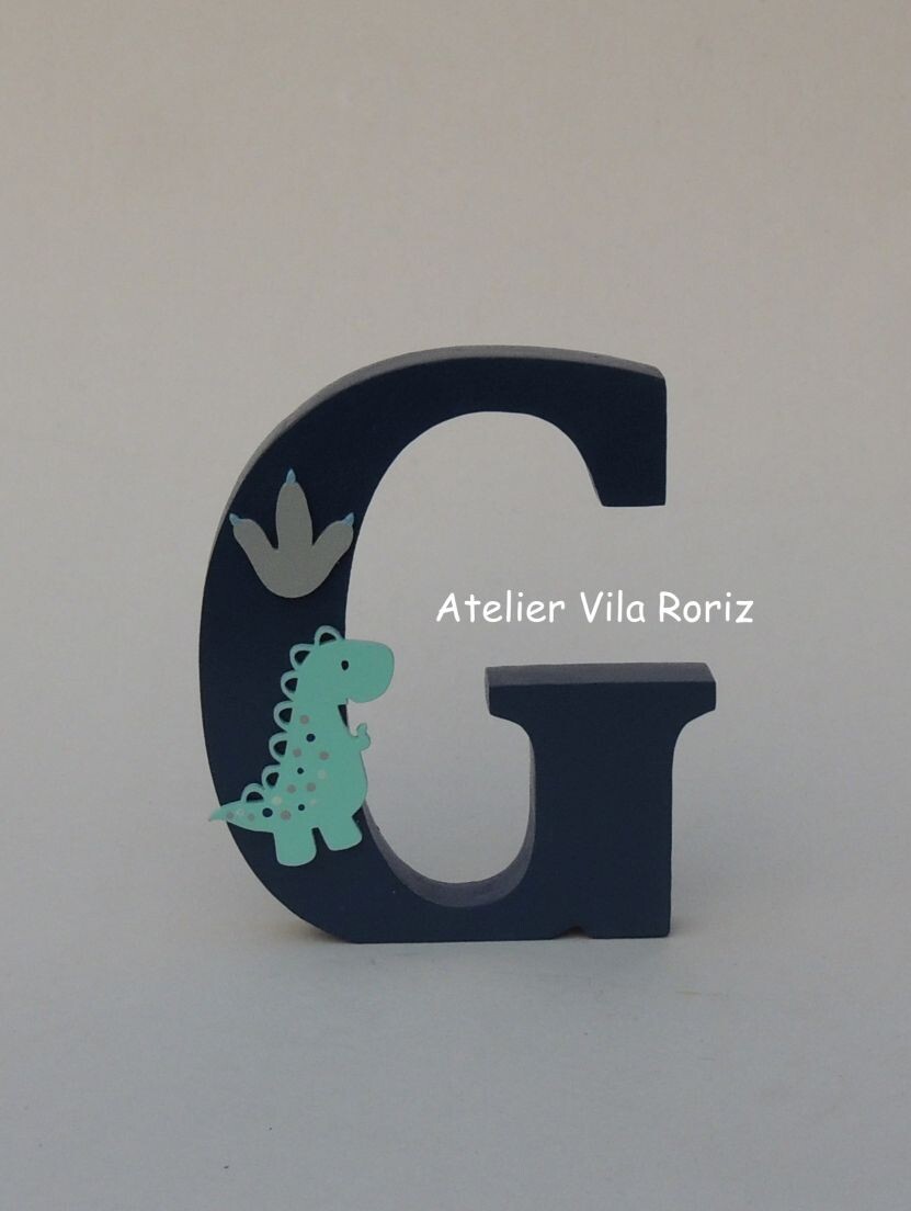 Adorno Madeira Letra Inicial 15 cm Dinossauro Azul