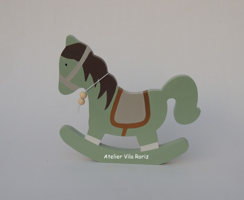 Kit 03 Adornos: Cavalo Balanço, Trio Cubos e Letra.