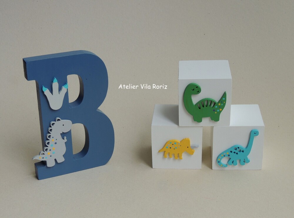 Kit Adornos: Letra Inicial 15 cm e Trio Cubos Pintados Dinossauro