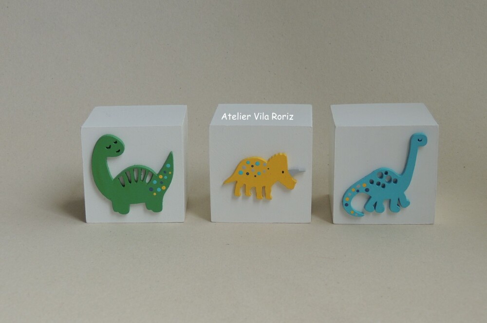 Kit Adornos: Letra Inicial 15 cm e Trio Cubos Pintados Dinossauro