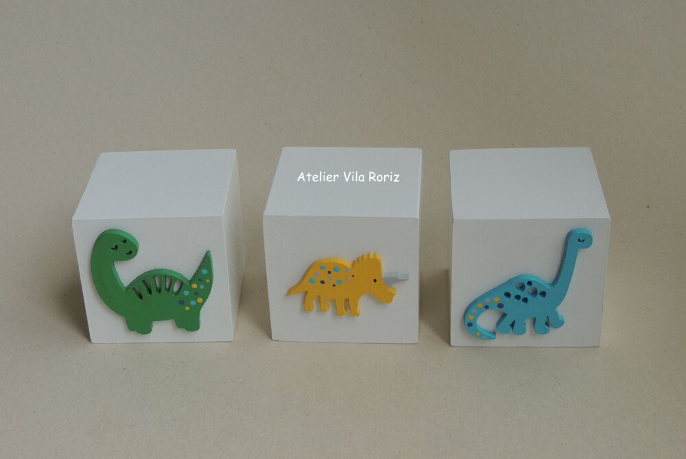 Kit Adornos: Letra Inicial 15 cm e Trio Cubos Pintados Dinossauro