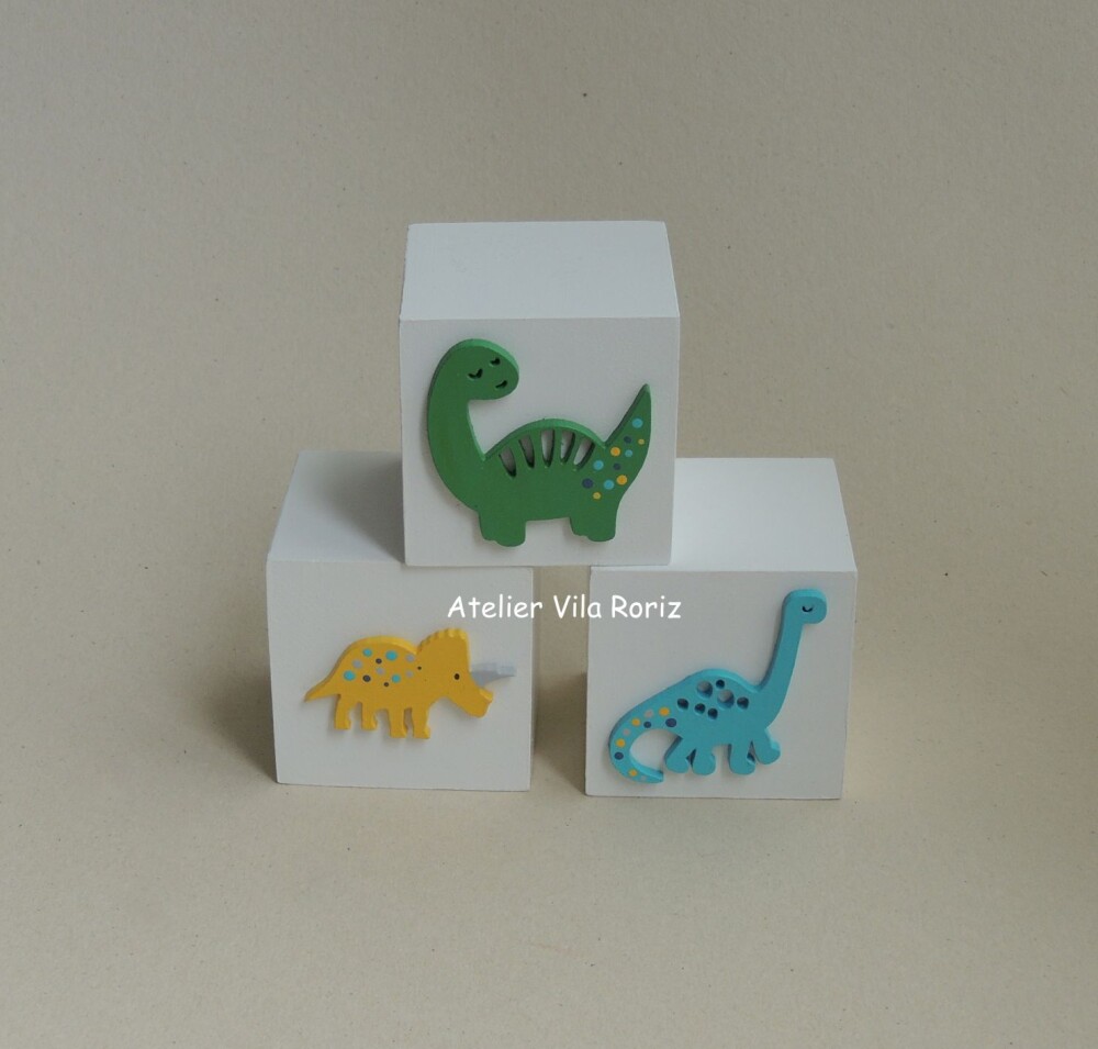 Kit Adornos: Letra Inicial 15 cm e Trio Cubos Pintados Dinossauro