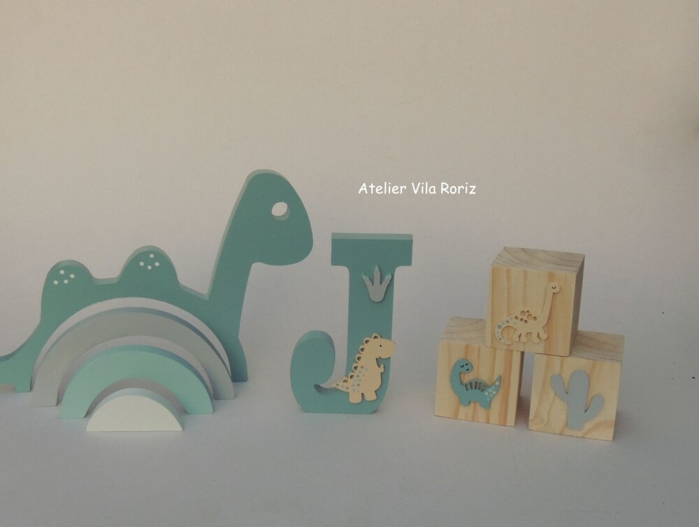 Kit Adornos Madeira Dinossauro Arcos e Letra Inicial 15 cm