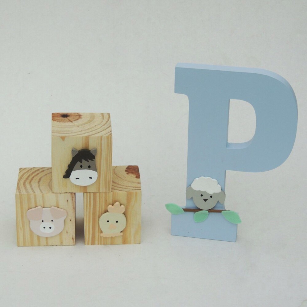 Kit Letra inicial 15 cm e Trio Cubos Pinus Fazendinha
