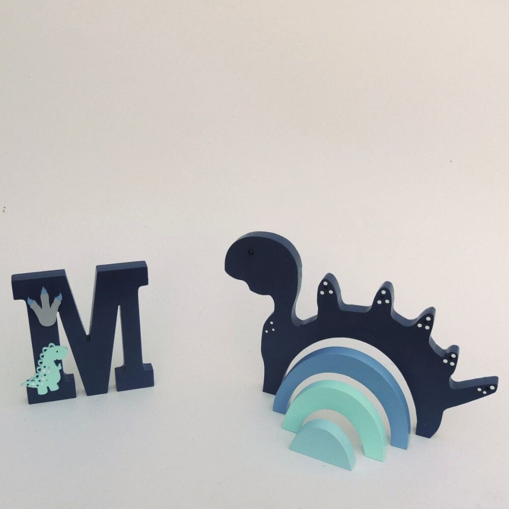 Kit Adornos Madeira Dinossauro Arcos e Letra Inicial 15cm Marinho