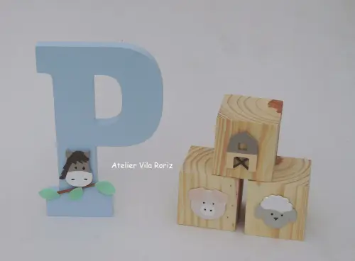 Kit Letra inicial 15 cm e Trio Cubos Pinus Fazendinha