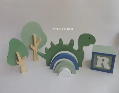 Kit Dinossauro Arcos, Árvores Pinus e Cubo Letra