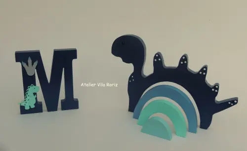 Kit Adornos Madeira Dinossauro Arcos e Letra Inicial 15cm
