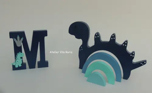 Kit Adornos Madeira Dinossauro Arcos e Letra Inicial 15cm