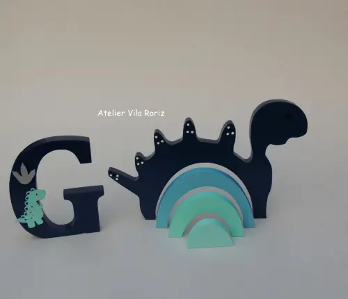 Kit Adornos Madeira Dinossauro Arcos e Letra Inicial 15cm