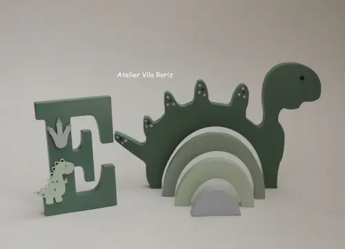Kit Adornos Madeira Dinossauro Arcos e Letra Inicial 15cm
