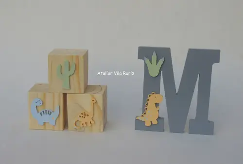 Kit Adornos Letra Inicial e Trio Cubos Dinossauro A