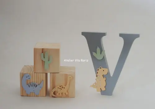Kit Adornos Letra Inicial e Trio Cubos Dinossauro A
