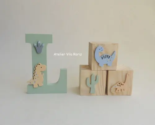 Kit Adornos Letra Inicial e Trio Cubos Dinossauro A