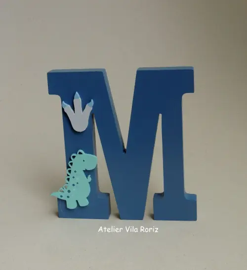 Adorno Madeira Letra Inicial 15 cm Dinossauro