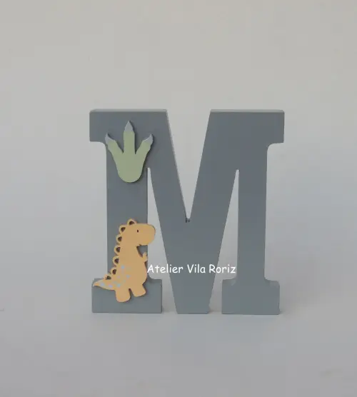 Adorno Madeira Letra Inicial 15 cm Dinossauro