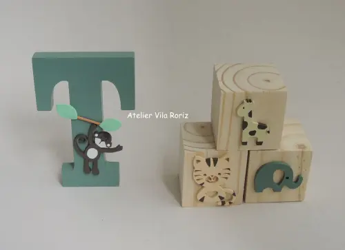Kit Adorno Letra Inicia1 15 cm e Trio de Cubos Safári