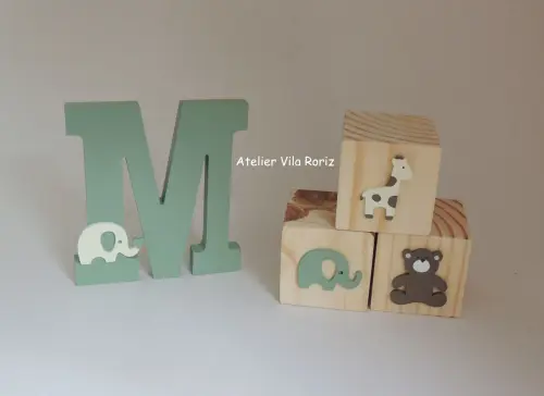 Kit Adorno Letra Inicia1 15 cm e Trio de Cubos Safári