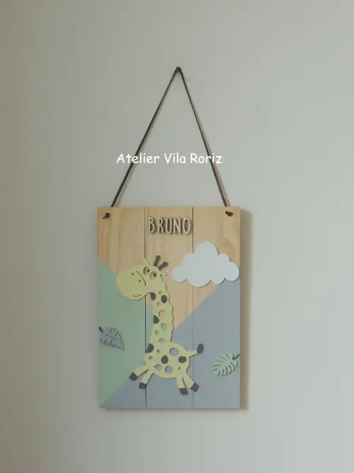 Porta Maternidade Placa Pinus Girafa Safári