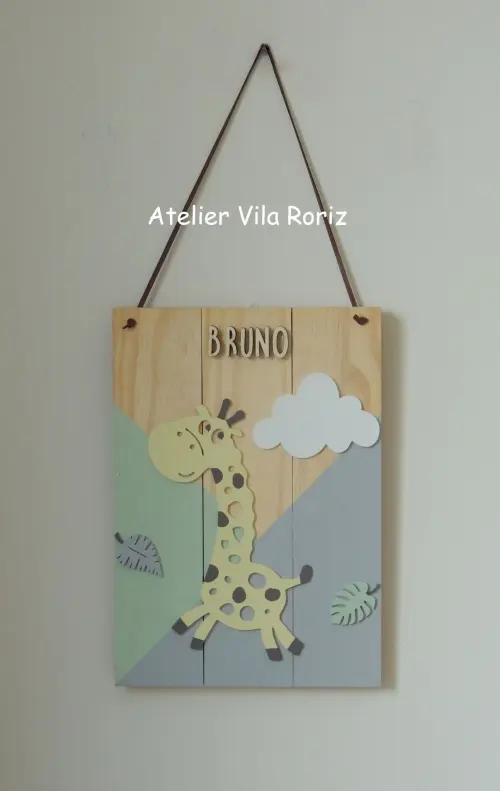 Porta Maternidade Placa Pinus Girafa Safári