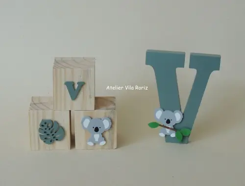 Kit Adorno Letra Inicial 15 cm e Trio de Cubos Coala