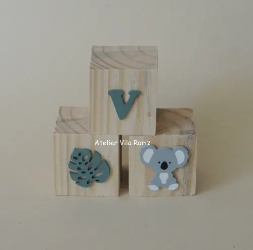 Kit Adorno Letra Inicial 15 cm e Trio de Cubos Coala