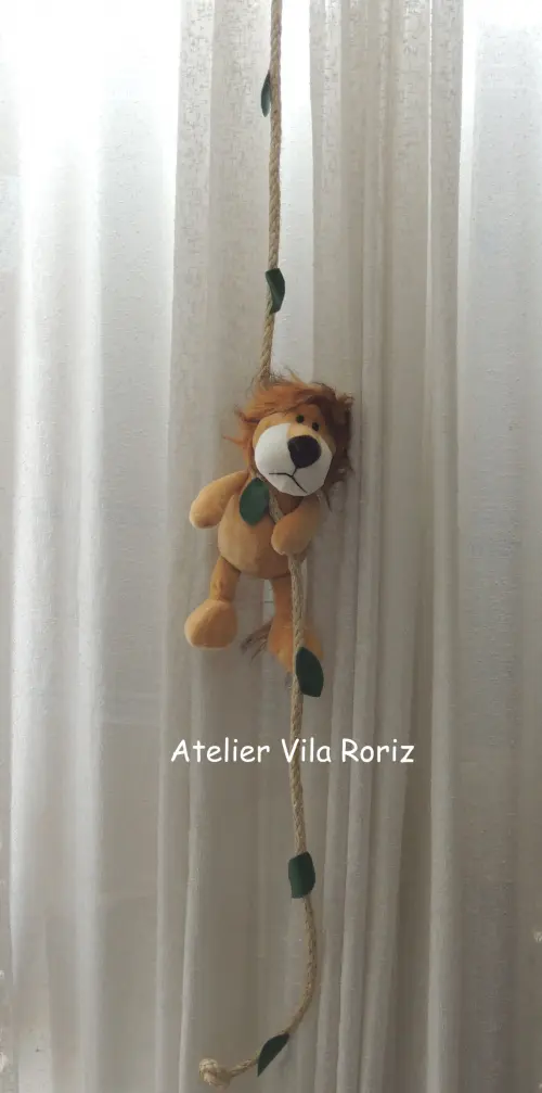 Leão Pelúcia na Corda para Cortina