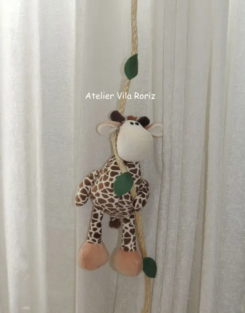 Girafa Pelúcia na Corda para Cortina