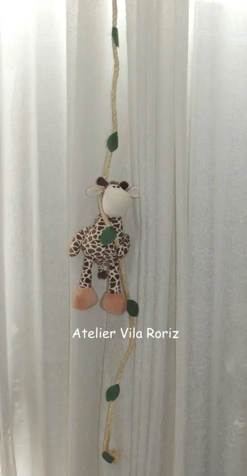 Girafa Pelúcia na Corda para Cortina