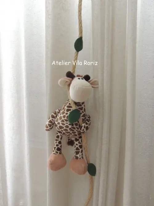 Girafa Pelúcia na Corda para Cortina