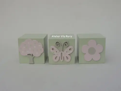 Kit Adornos: Letra Inicial 15 cm e Trio Cubos Jardim A