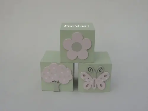 Kit Adornos: Letra Inicial 15 cm e Trio Cubos Jardim A