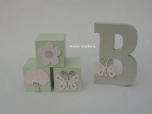 Kit Adornos: Letra Inicial 15 cm e Trio Cubos Jardim A