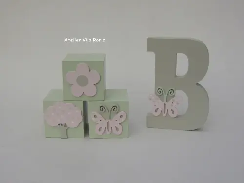 Kit Adornos: Letra Inicial 15 cm e Trio Cubos Jardim A