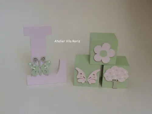 Kit Adornos: Letra Inicial 15 cm e Trio Cubos Jardim B